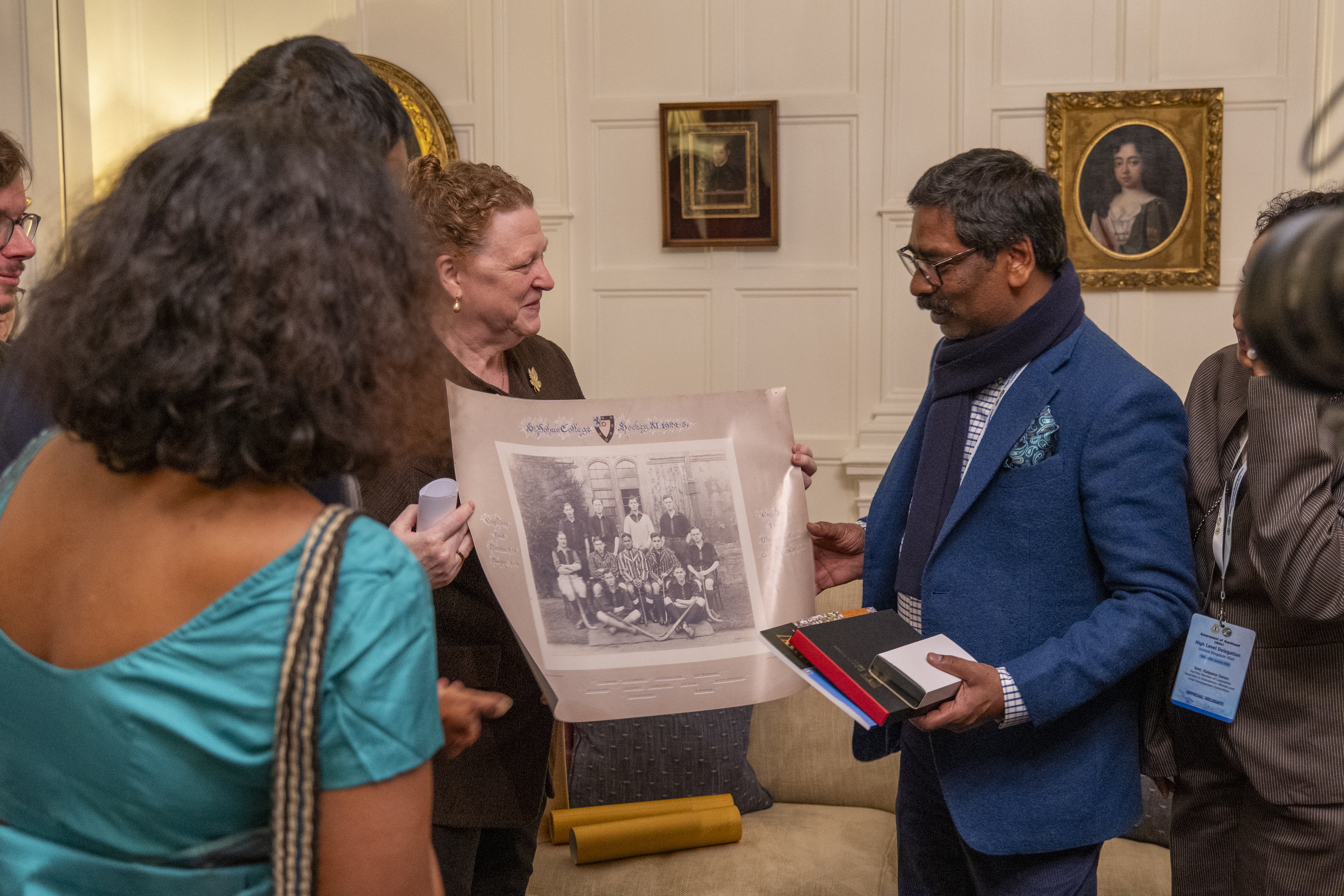 St John’s College President Prof Lady Sue Black presents a photo of Jaipal Singh Munda to the Chief Minister of Jharkhand, Hemant Soren, January 2026. 