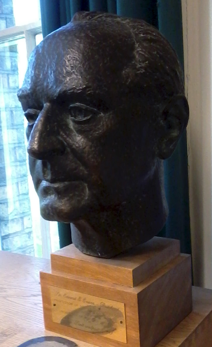 Bust_of_E_E_Evans-Pritchard.jpg